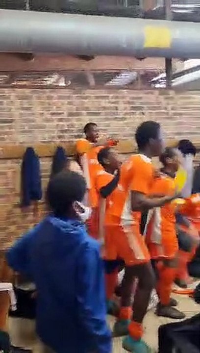 U13 (1): La joie de nos garçons après la victoire 2 - 1 contre Migné Auxances .