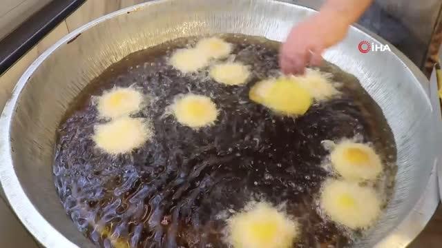 Ramazanın vazgeçilmez tatları olan yassı kadayıfı, tulumba tatlısı ve halka tatlı sofraları süslüyor