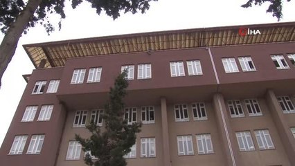 O çatıya çıktı, vatandaşlar görüntülemek için yarıştı