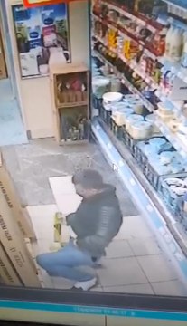 Marketten peynir çaldığı fark edildi, ürünleri bırakıp gitti