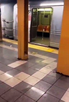 New York metrosunda silahlı saldırı! Çok sayıda kişi vuruldu