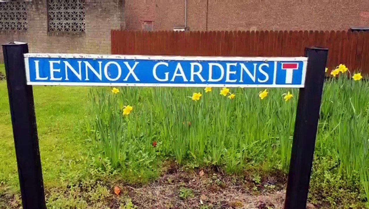 Lennox Gardens Incident Police and bomb squad at Linlithgow video