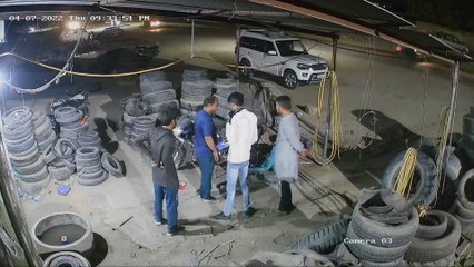 Watch Video: पट्टियां टूटी और नाले में बाइक समेत समा गए पांच जने