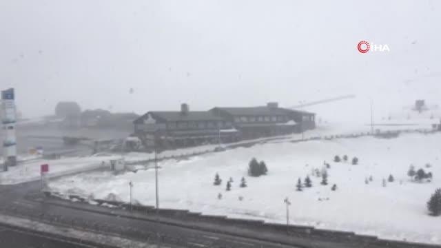 Nisan ayında yağan kar, Erciyes'i beyaza bürüdü