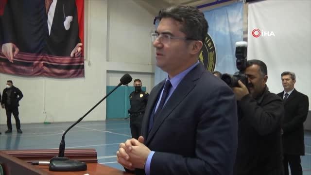 Erzurum Valisi Memiş, polis okulunda eğitim gören genç polis adayları ile iftar açtı