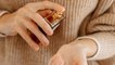 Comment se parfumer : l'astuce mythique de Thierry Mugler pour faire tenir sa fragrance