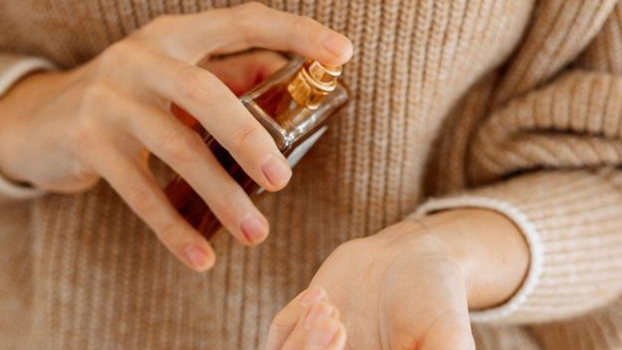 Comment se parfumer : l'astuce mythique de Thie...
