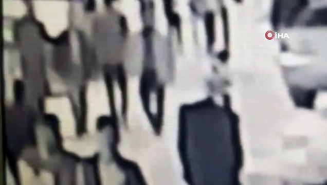 Korkunç infaz anı kamerada! Kocasıyla yürürken sokak ortasında kuzeni tarafından öldürüldü