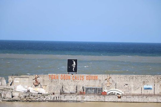 ZONGULDAK'TA YAĞIŞ SONRASI DENİZ ÇAMUR RENGİNE DÖNDÜ