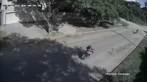 En pocos segundos, motochorros se robaron una moto en el barrio Judicial
