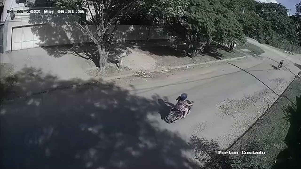 En pocos segundos, motochorros se robaron una moto en el barrio Judicial