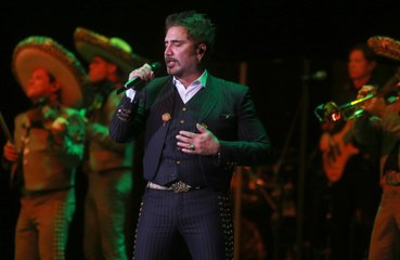 Alejandro Fernández nos derrite el corazón bailando con su nieta