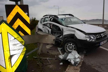 Hatalı sollama yaptığı otomobiliyle bariyerlere çarptı: 2 yaralı