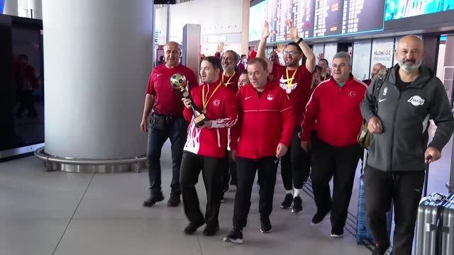 Dünya üçüncüsü Down Sendromlular Futsal Milli Takımı yurda döndü