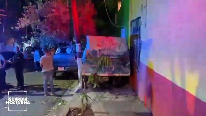 Una camioneta usada para repartir agua se impactó contra un domicilio en la colonia Oblatos