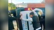 Marseille : des jeunes aident des policiers bloqués dans une voiture retournée