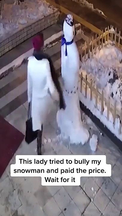 Une femme en colère détruit son bonhomme de neige et en paye le prix