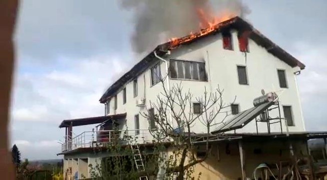 Son dakika haber: Alev alev yanan ev itfaiyenin müdahalesiyle söndürüldü