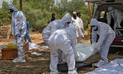 طبيب هندي يوضح أعراض "أوميكرون" بعد إصابته "قشعريرة ونوبات دوار"