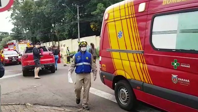 Colisão seguida de capotamento é registrada no cruzamento das Ruas Manoel Ribas e Maranhão