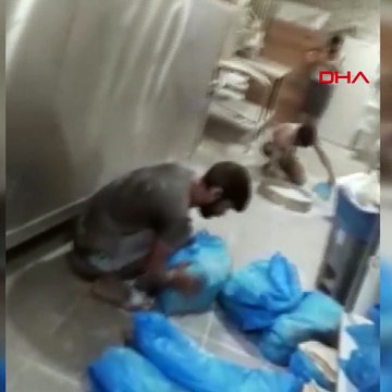 Fırında yere dökülen unları kürekle toplayıp lavaş yaptı