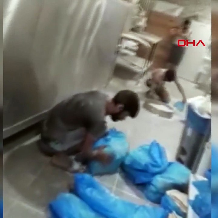 Fırında yere dökülen unları kürekle toplayıp lavaş yaptı