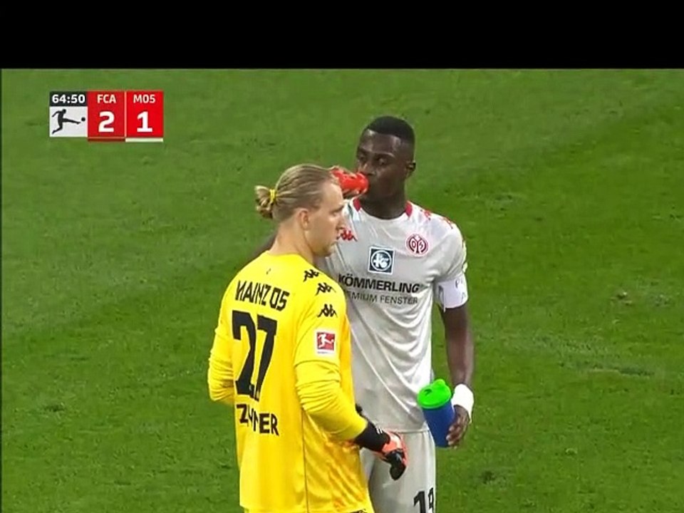 حكم يوقف المباراة ليفطر اللاعب الصائم رمضان وكرة القدم فى اوروبا  Referee stops the match to break the fast of the fasting player Ramadan and football in Europe