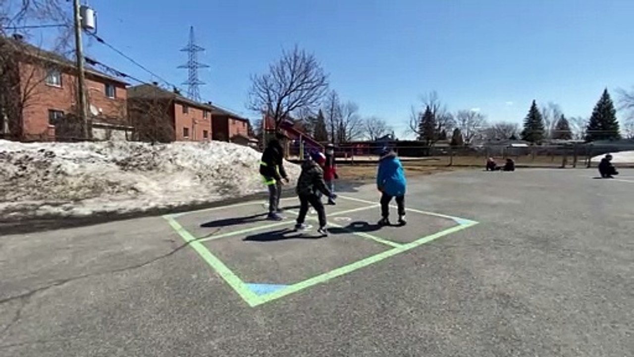Vincent joue avec les enfants (Le Reflet - Guillaume Gervais)