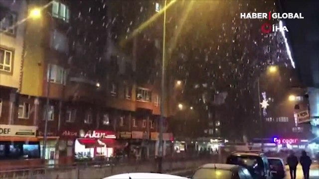 Nisan ayında aniden bastıran kar yağışı nedeniyle Erzurum beyaza büründü