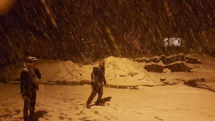 KARLIOVA'YA KAR GERİ GELDİ, İLÇE BEYAZA BÜRÜNDÜ