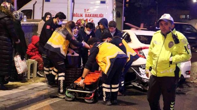 Yarım saat arayla gerçekleşen iki farklı trafik kazası: Toplam 9 yaralı