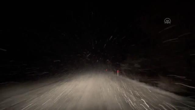 Sivas-Tokat kara yolunda kar yağışı nedeniyle trafikte aksamalar yaşandı