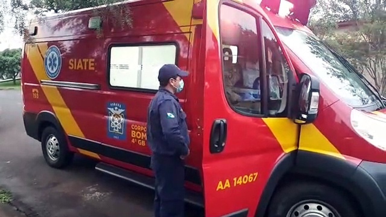 Homem fica ferido ao colidir de bicicleta contra um Jeep Renegade