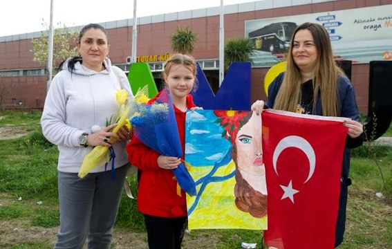 Savaş mağduru Ukraynalı anneyle kızını Samsunlu aile misafir edecek