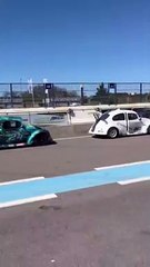 Tom Pernaut se prépare à la course avec son frère Olivier sur le circuit de Dijon