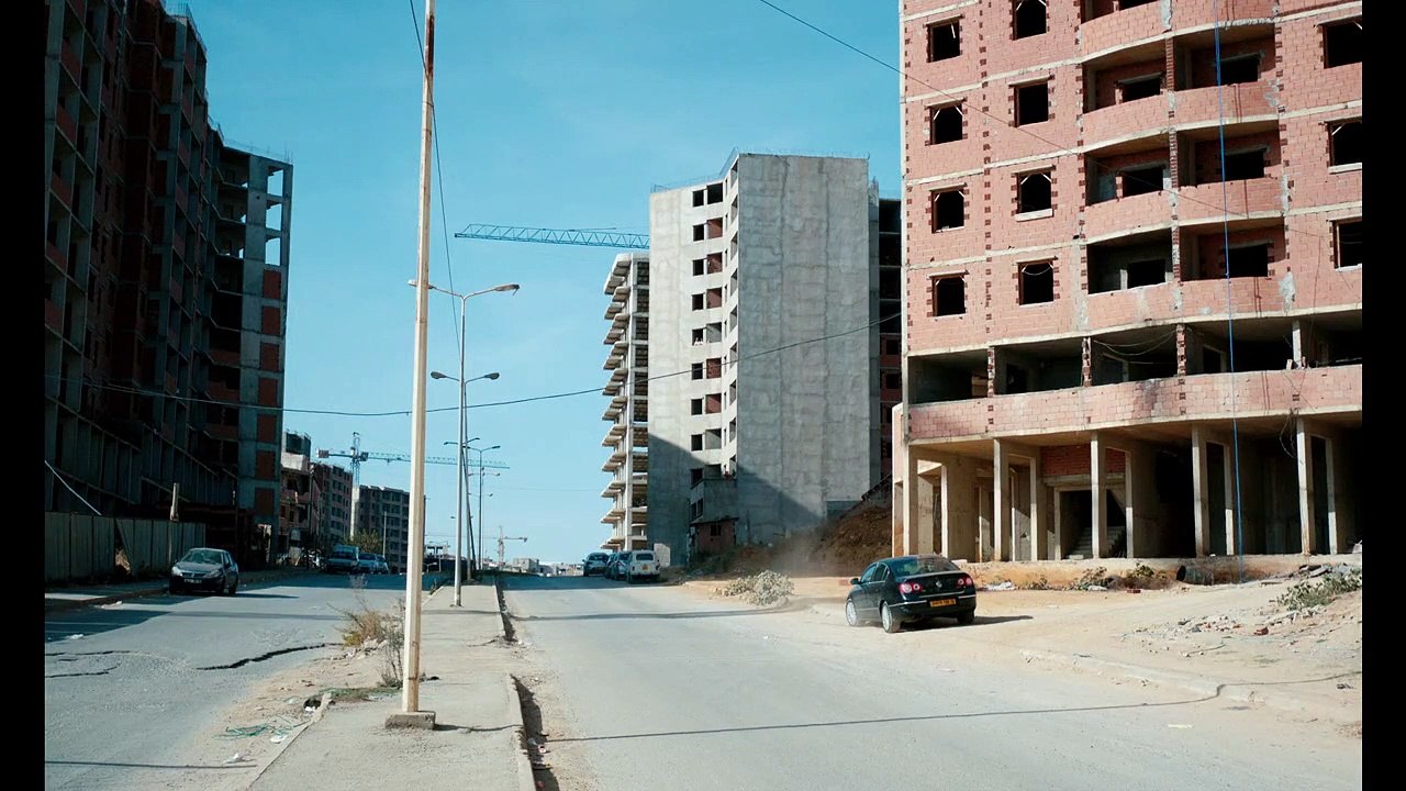 En attendant les Hirondelles Bande-annonce VO