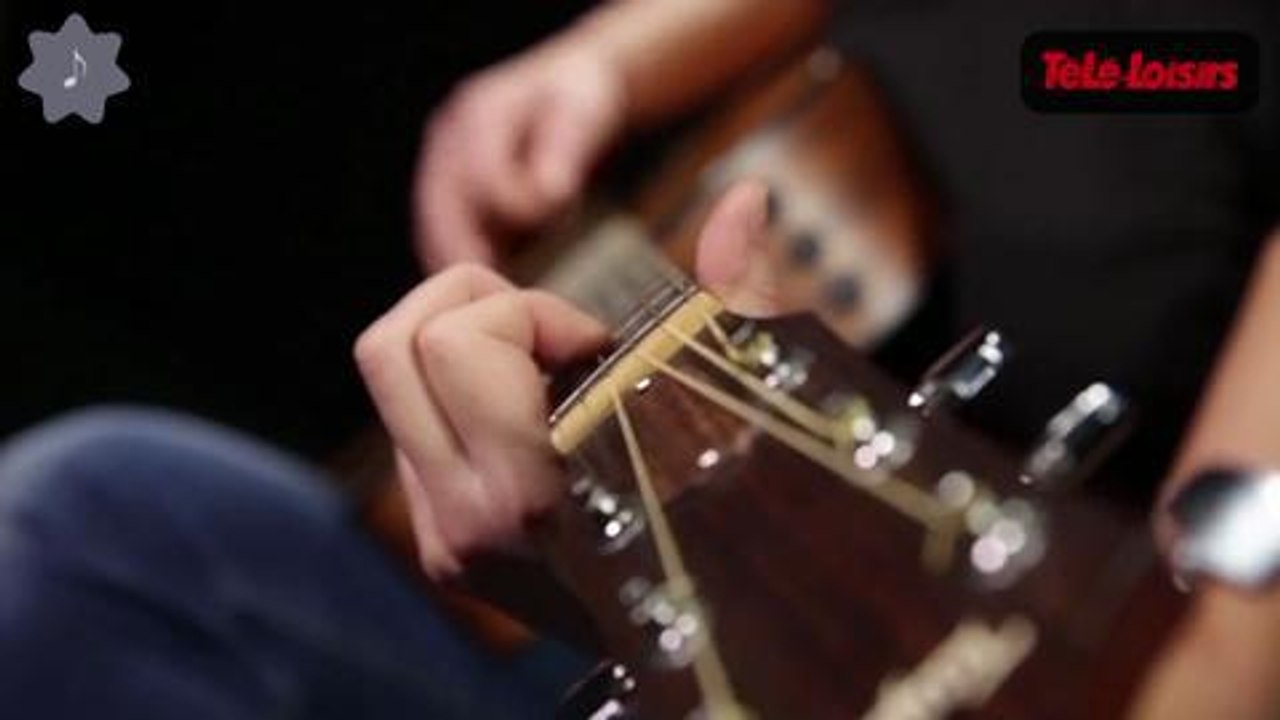 Aude Henneville en session acoustique chez Télé-Loisirs