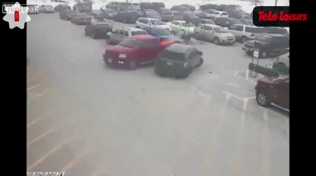 Le pire conducteur du monde ? Il emboutit 9 voitures dans un parking ! Le zapping web... (VIDEO)