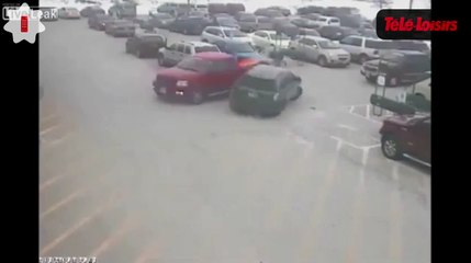Le pire conducteur du monde ? Il emboutit 9 voitures dans un parking ! Le zapping web... (VIDEO)