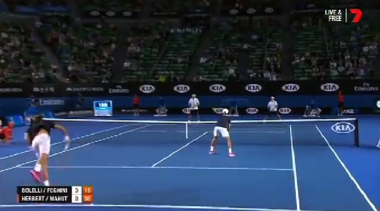 Insolite : un tennisman français sert dans la tête... de son coéquipier (Finale de l'Open d'Australie)