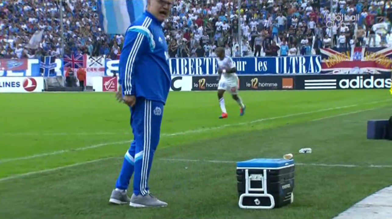 Insolite : l'entraîneur de l'OM en colère après s'être assis... sur son café !