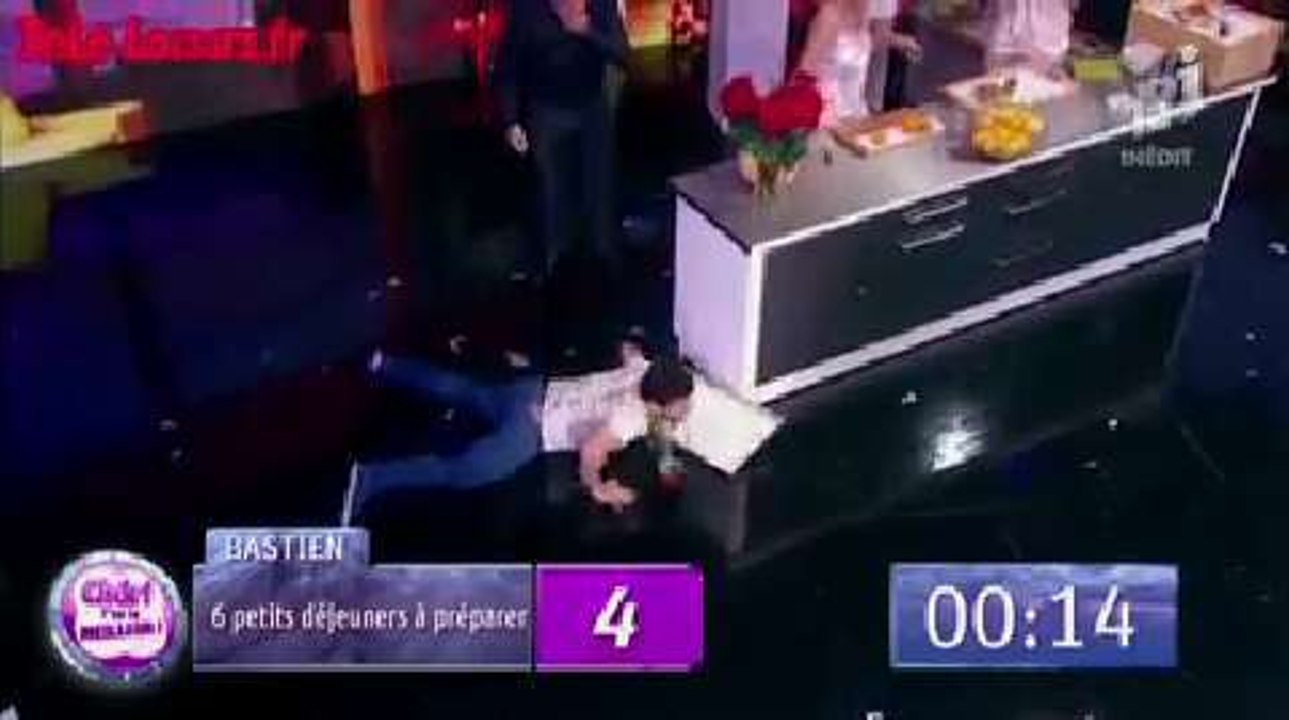 Ce candidat multiplie les (grosses) chutes chez Cauet... Le Zapping jeux