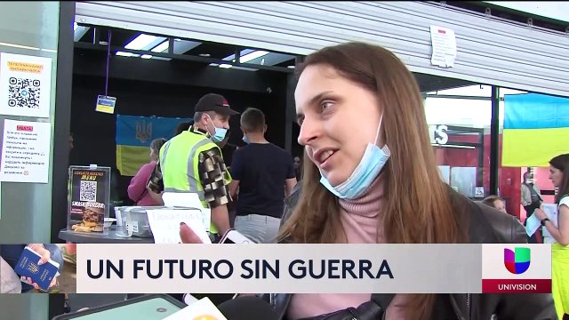 Sigue el éxodo de ucranianos, instalan módulo de atención el aeropuerto de Tijuana.