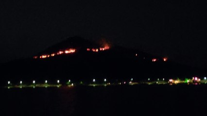 Video...झील किनारे धधकी पहाड़ी , बड़ी टीम ने आग की पिटाई तब जाकर