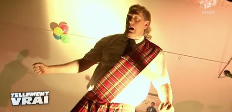 Il se ridiculise pendant son spectacle de majorettes... Le Zapping Confessions