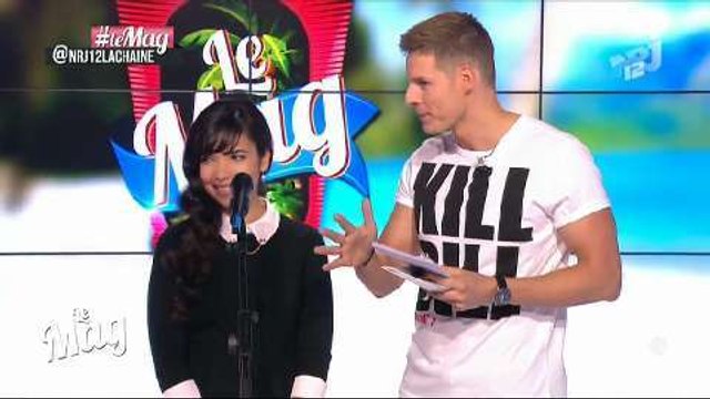 Indila interprete son titre sur le plateau du Mag