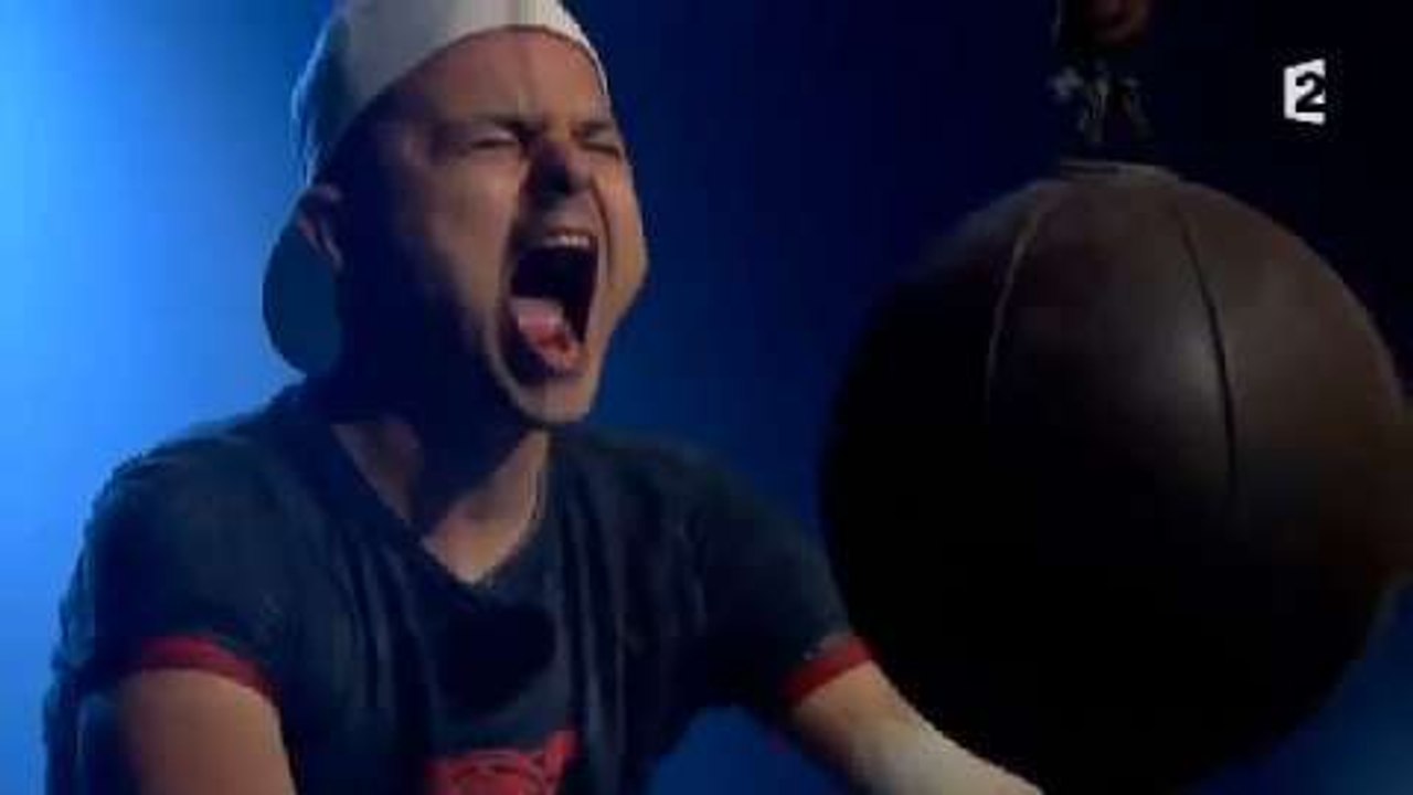 Fort Boyard : Hugues Duquesnes face au punching ball