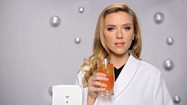 Super Bowl 2014 : Scarlett Johansson vante les mérites d'une eau gazeuse