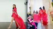 Khánh Vân và Lương Mỹ Kỳ khi catwalk cùng một kiểu váy