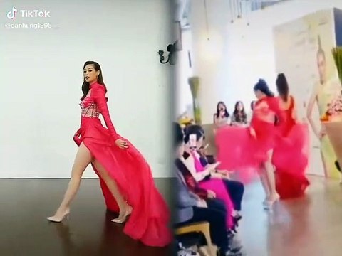 Khánh Vân và Lương Mỹ Kỳ khi catwalk cùng một kiểu váy